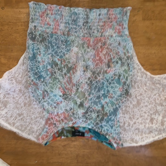 Lace Floral Layered Shirt Fitted at bottom - Picture 3 of 4